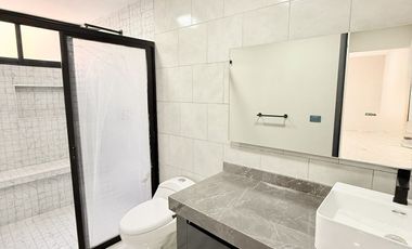Casa en venta con acabados residenciales, habitación en planta baja y jardín