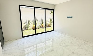 Casa en venta con acabados residenciales, habitación en planta baja y jardín