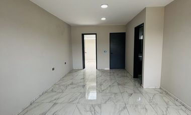 Casa en venta con acabados residenciales, habitación en planta baja y jardín