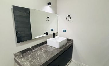 Casa en venta con acabados residenciales, habitación en planta baja y jardín