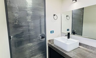 Casa en venta con acabados residenciales, habitación en planta baja y jardín