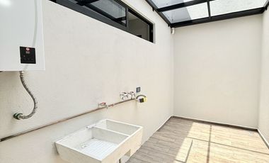 Casa en venta con acabados residenciales, habitación en planta baja y jardín