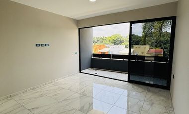 Casa en venta con acabados residenciales, habitación en planta baja y jardín