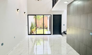 Casa en venta con acabados residenciales, habitación en planta baja y jardín