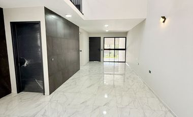 Casa en venta con acabados residenciales, habitación en planta baja y jardín