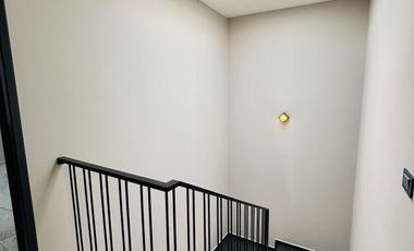 Casa en venta con acabados residenciales, habitación en planta baja y jardín