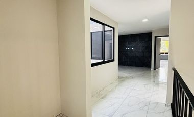 Casa en venta con acabados residenciales, habitación en planta baja y jardín