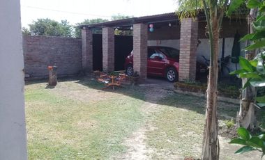 Casa con locales - 3  dormitorios- amplio living comedor - cochera- lotes parquizados! Oportunidad!