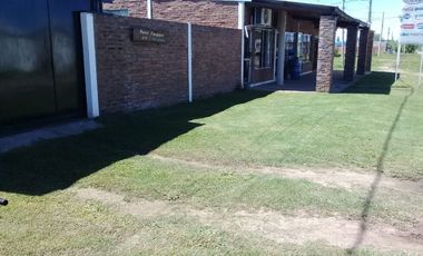 Casa con locales - 3  dormitorios- amplio living comedor - cochera- lotes parquizados! Oportunidad!