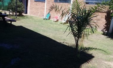 Casa con locales - 3  dormitorios- amplio living comedor - cochera- lotes parquizados! Oportunidad!