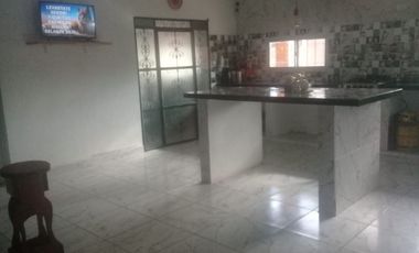 Casa con locales - 3  dormitorios- amplio living comedor - cochera- lotes parquizados! Oportunidad!