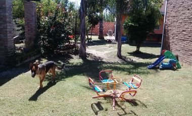 Casa con locales - 3  dormitorios- amplio living comedor - cochera- lotes parquizados! Oportunidad!