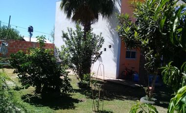 Casa con locales - 3  dormitorios- amplio living comedor - cochera- lotes parquizados! Oportunidad!