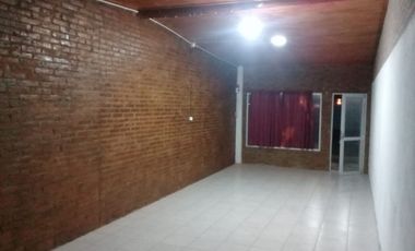 Casa con locales - 3  dormitorios- amplio living comedor - cochera- lotes parquizados! Oportunidad!