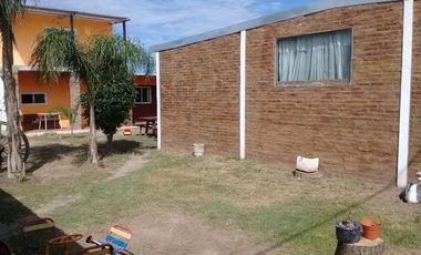 Casa con locales - 3  dormitorios- amplio living comedor - cochera- lotes parquizados! Oportunidad!