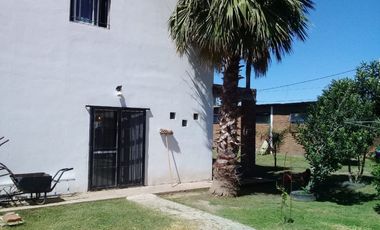 Casa con locales - 3  dormitorios- amplio living comedor - cochera- lotes parquizados! Oportunidad!