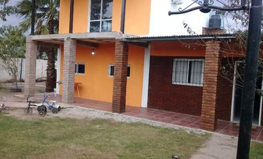 Casa con locales - 3  dormitorios- amplio living comedor - cochera- lotes parquizados! Oportunidad!