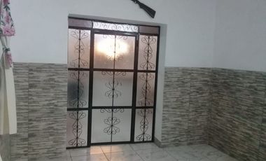 Casa con locales - 3  dormitorios- amplio living comedor - cochera- lotes parquizados! Oportunidad!