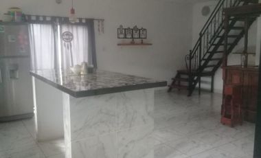 Casa con locales - 3  dormitorios- amplio living comedor - cochera- lotes parquizados! Oportunidad!