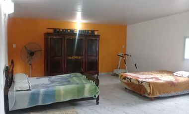 Casa con locales - 3  dormitorios- amplio living comedor - cochera- lotes parquizados! Oportunidad!