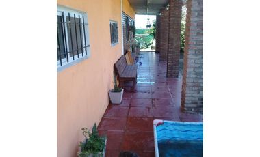 Casa con locales - 3  dormitorios- amplio living comedor - cochera- lotes parquizados! Oportunidad!