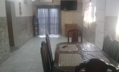 Casa con locales - 3  dormitorios- amplio living comedor - cochera- lotes parquizados! Oportunidad!