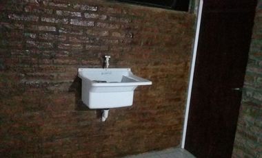 Casa con locales - 3  dormitorios- amplio living comedor - cochera- lotes parquizados! Oportunidad!