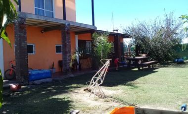 Casa con locales - 3  dormitorios- amplio living comedor - cochera- lotes parquizados! Oportunidad!