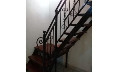 Casa con locales - 3  dormitorios- amplio living comedor - cochera- lotes parquizados! Oportunidad!