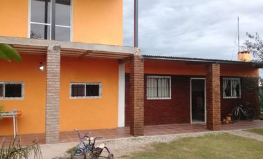 Casa con locales - 3  dormitorios- amplio living comedor - cochera- lotes parquizados! Oportunidad!