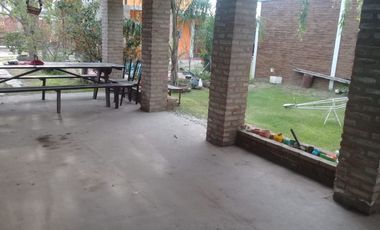 Casa con locales - 3  dormitorios- amplio living comedor - cochera- lotes parquizados! Oportunidad!