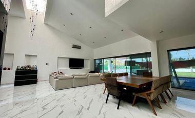 Casa en  venta en fraccionamiento Lomas de Cocoyoc, Morelos