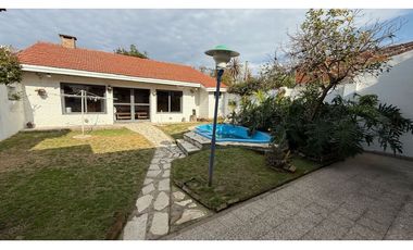 VENTA CASA SOBRE LOTE DE 275m2 c PISCINA EN BANFIELD LOMAS DEL ZAMORA