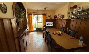 VENTA CASA SOBRE LOTE DE 275m2 c PISCINA EN BANFIELD LOMAS DEL ZAMORA