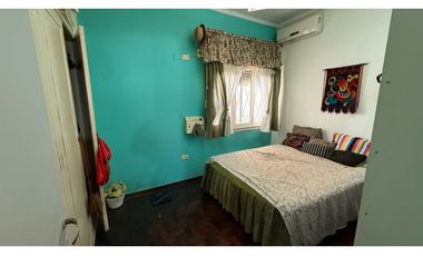 VENTA CASA SOBRE LOTE DE 275m2 c PISCINA EN BANFIELD LOMAS DEL ZAMORA