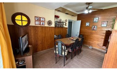 VENTA CASA SOBRE LOTE DE 275m2 c PISCINA EN BANFIELD LOMAS DEL ZAMORA