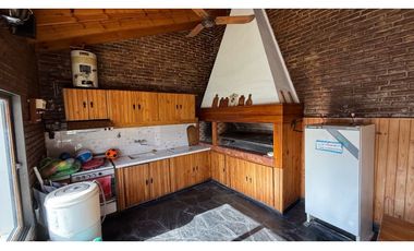 VENTA CASA SOBRE LOTE DE 275m2 c PISCINA EN BANFIELD LOMAS DEL ZAMORA