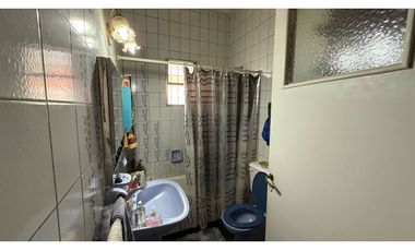 VENTA CASA SOBRE LOTE DE 275m2 c PISCINA EN BANFIELD LOMAS DEL ZAMORA