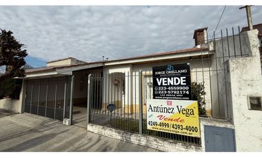 VENTA CASA SOBRE LOTE DE 275m2 c PISCINA EN BANFIELD LOMAS DEL ZAMORA
