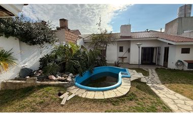 VENTA CASA SOBRE LOTE DE 275m2 c PISCINA EN BANFIELD LOMAS DEL ZAMORA