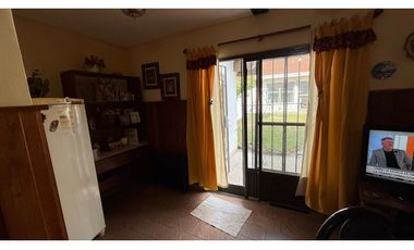 VENTA CASA SOBRE LOTE DE 275m2 c PISCINA EN BANFIELD LOMAS DEL ZAMORA