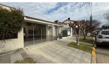 VENTA CASA SOBRE LOTE DE 275m2 c PISCINA EN BANFIELD LOMAS DEL ZAMORA