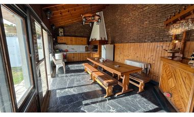 VENTA CASA SOBRE LOTE DE 275m2 c PISCINA EN BANFIELD LOMAS DEL ZAMORA