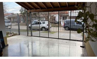 VENTA CASA SOBRE LOTE DE 275m2 c PISCINA EN BANFIELD LOMAS DEL ZAMORA