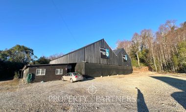 Gran galpón bodega a orilla de carretera
