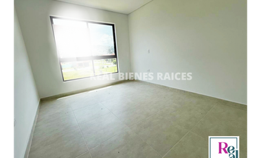 Se vende hermosa casa unifamiliar medianera en unidad abierta