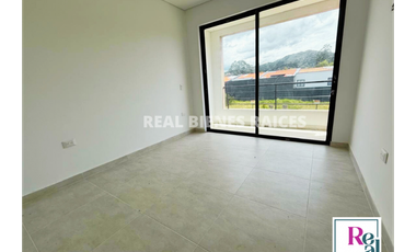 Se vende hermosa casa unifamiliar medianera en unidad abierta