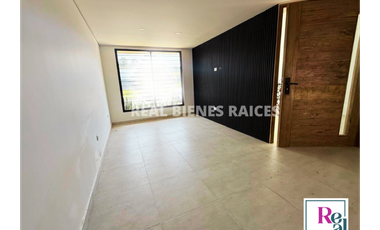 Se vende hermosa casa unifamiliar medianera en unidad abierta