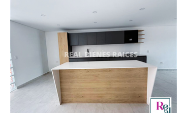 Se vende hermosa casa unifamiliar medianera en unidad abierta