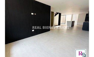 Se vende hermosa casa unifamiliar medianera en unidad abierta